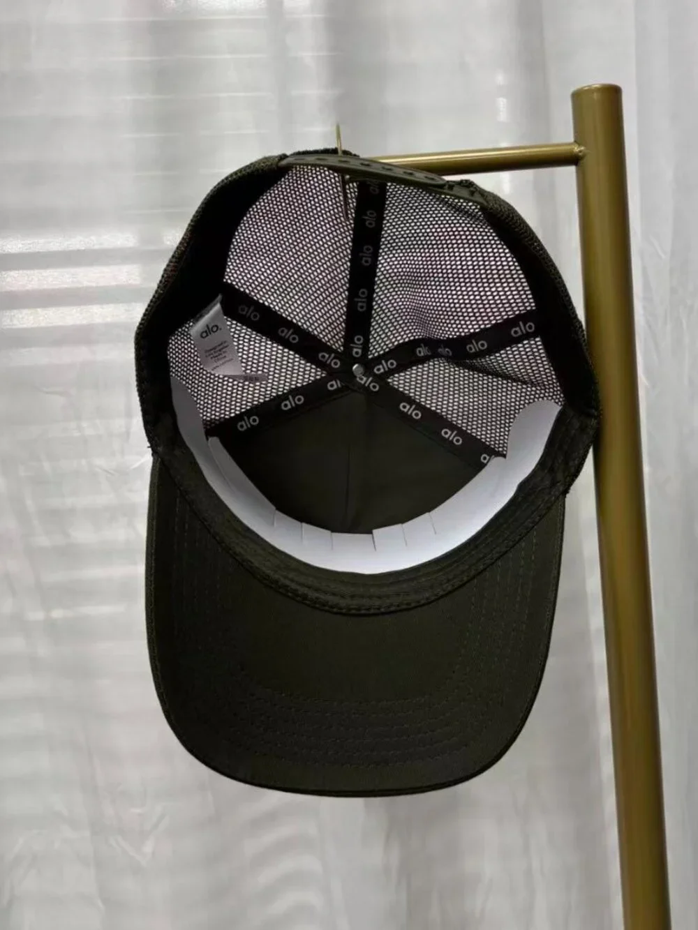 ALO Yoga Embroidered Logo Trucker Hat in Invisible Green💚